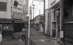 右は末広町商店街