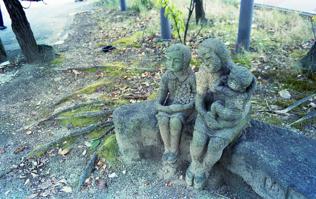 交差点の母子像
