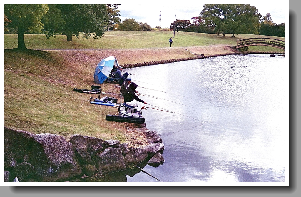 初冬の釣りびと