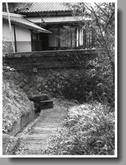 苔生す石垣の小径