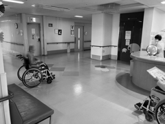 エレベーター前で待つ老人