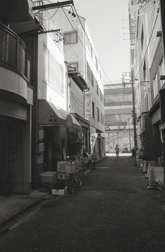 ランチタイムの横路地
