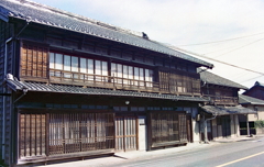 街道沿いの格子窓