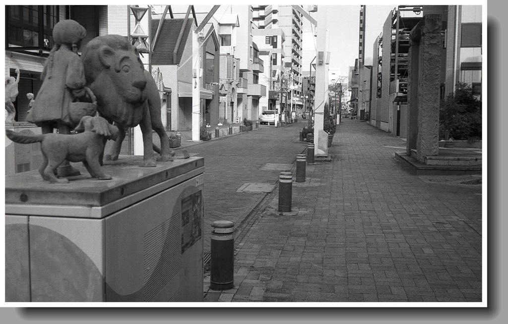 誰も見かけない商店街