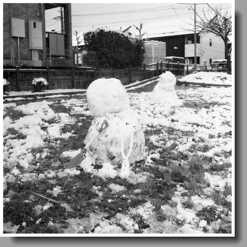 浅い雪あつめた雪だるま