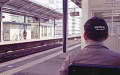 電車待つおっちゃん（笑