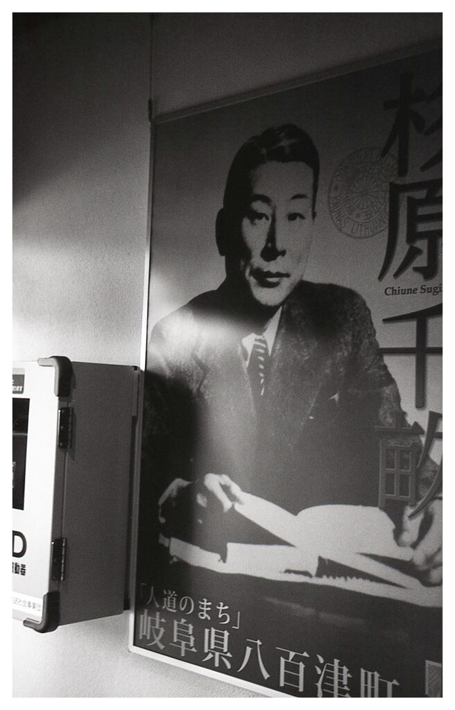 館内の千畝像