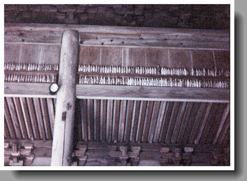 本堂内の小さな木仏