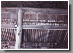 本堂内の小さな木仏