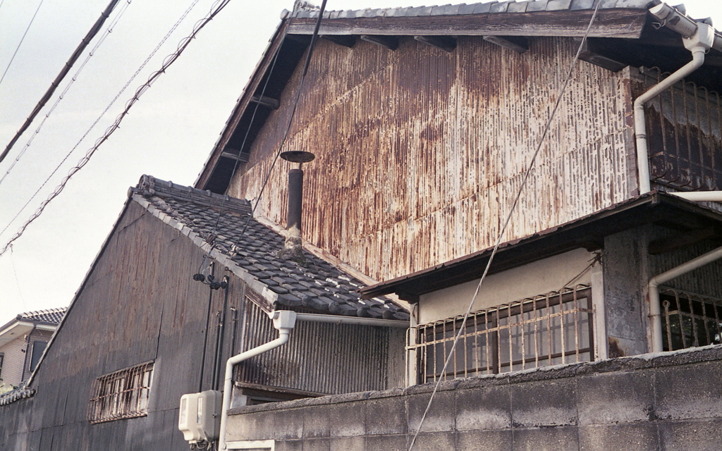 瓦屋根の風呂場の煙突