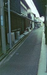 海近し路地狭し