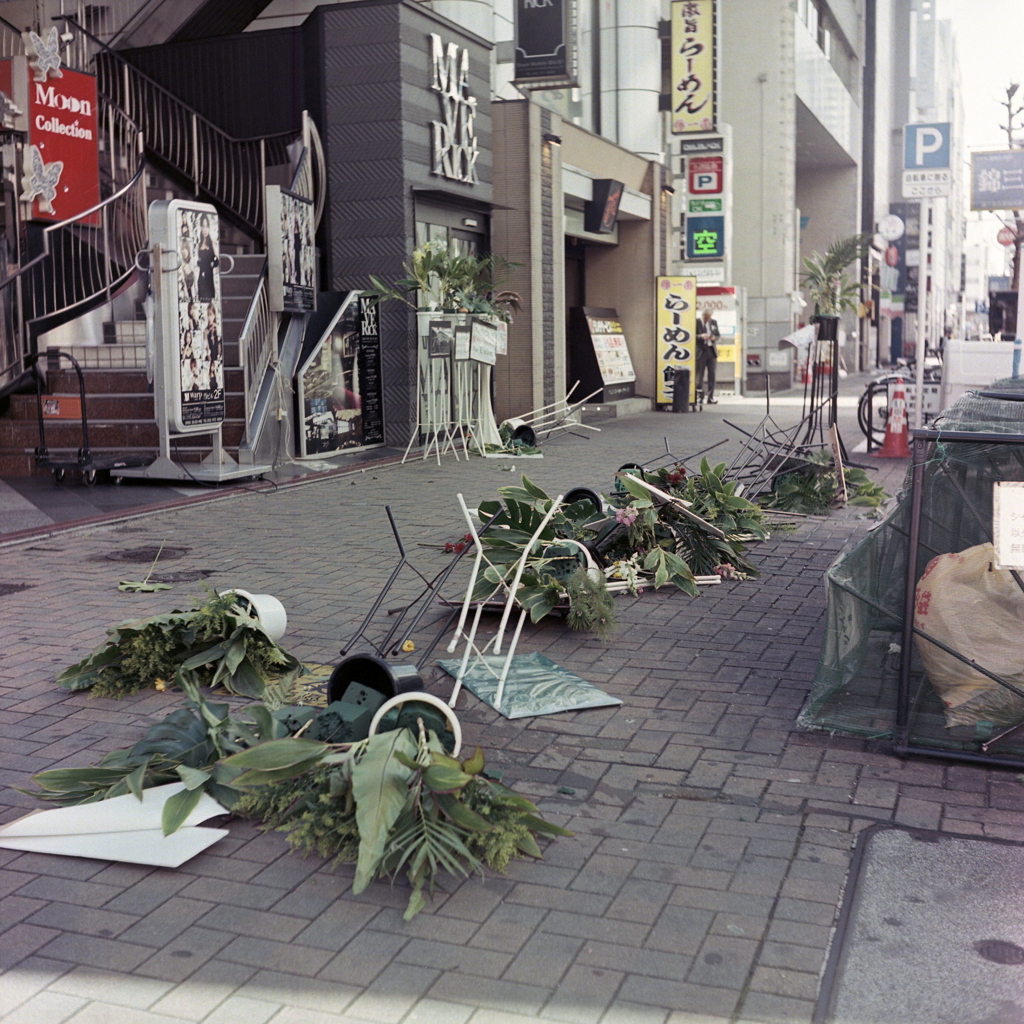 舗道に散らばる花台