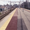 テーピングされた山王駅ホーム