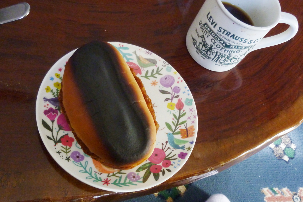 今日の朝は炭素パン！（汗