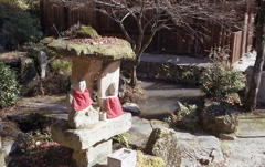 本堂横の傘地蔵