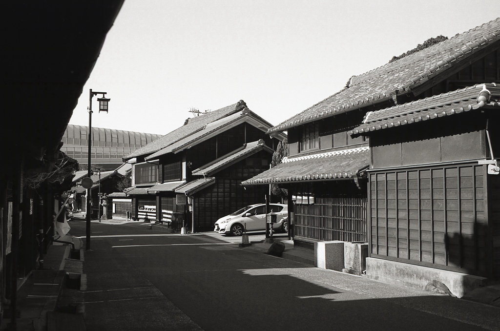 重厚な街道の建物