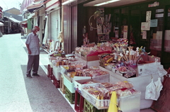 きらきらと目を引くお菓子店