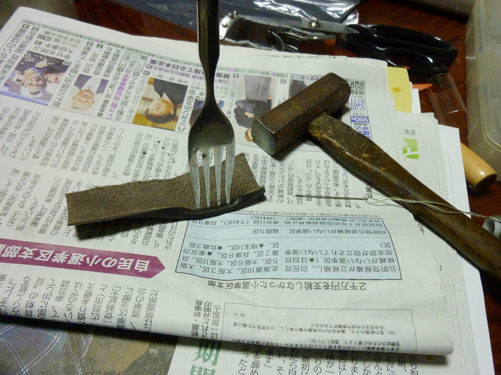 オープニングはフォークで穴あけ（笑