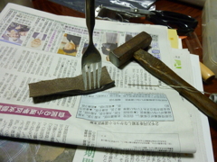 オープニングはフォークで穴あけ（笑