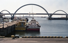 丸いアーチと歩道橋