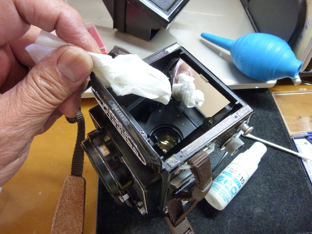 綿棒にティッシュを柔らかく巻き…