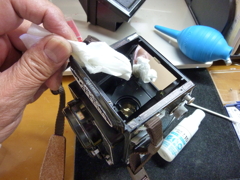 綿棒にティッシュを柔らかく巻き…