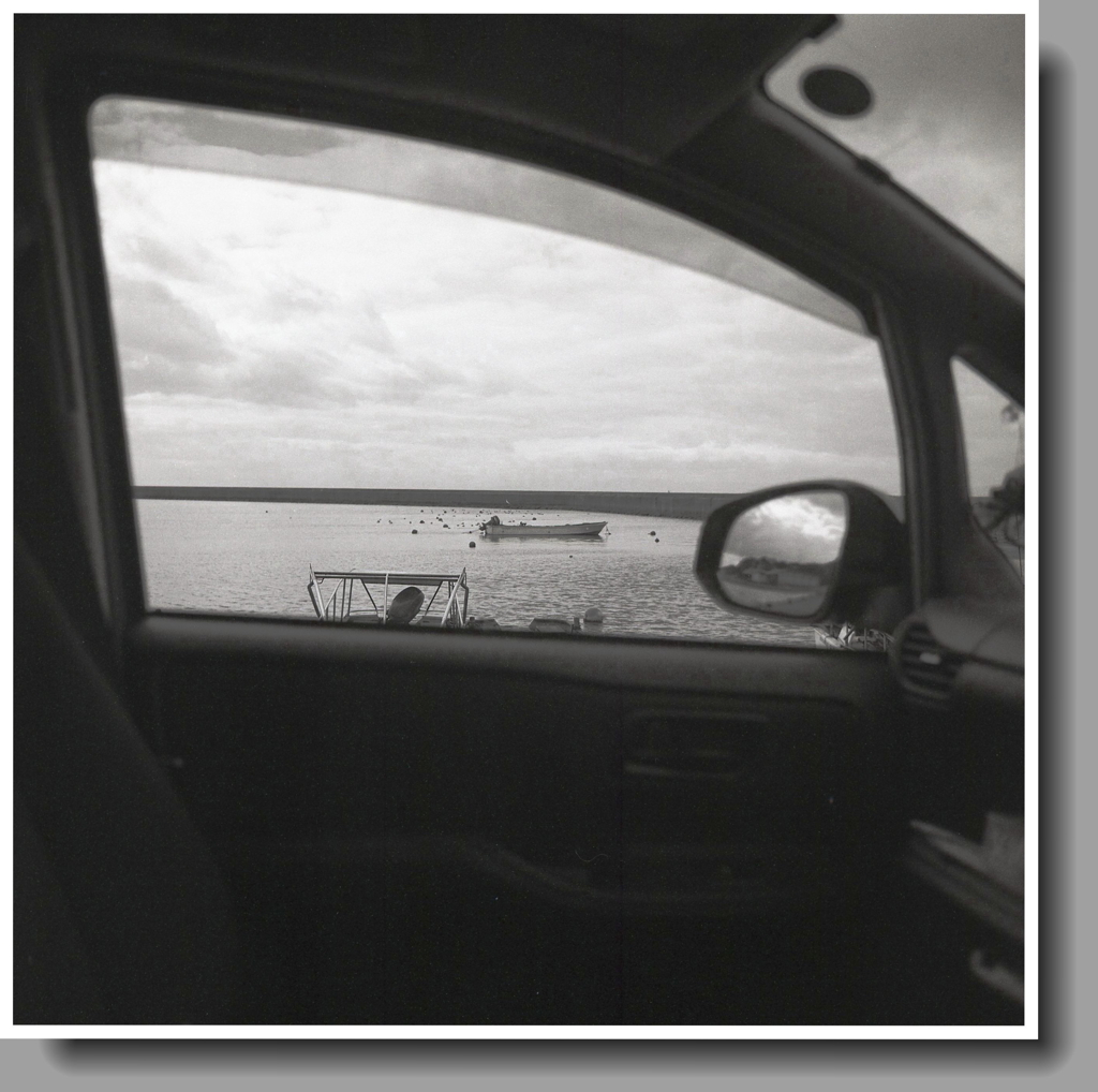 車窓には冬の海