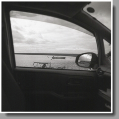 車窓には冬の海