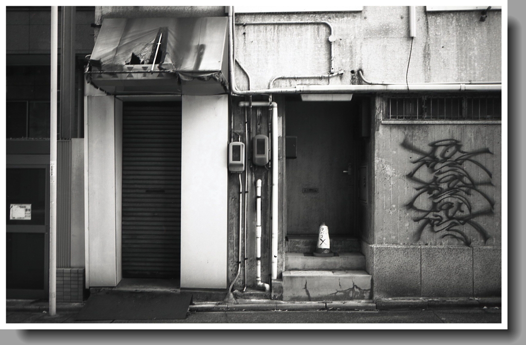 40年前は昼サロ「アゲイン」の入口だった。