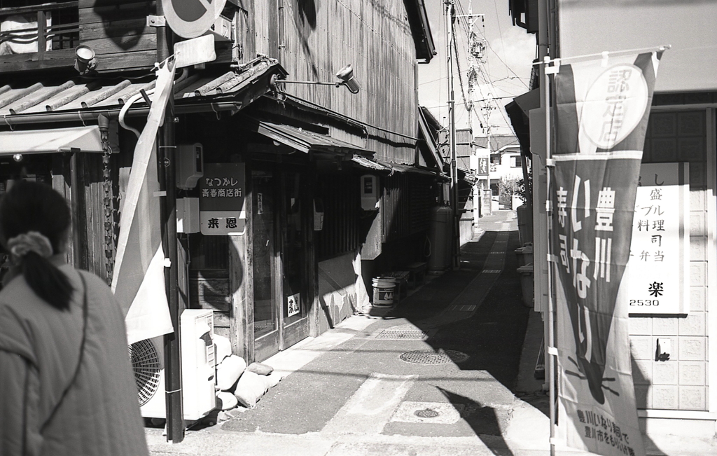 住宅街につづく参道路地