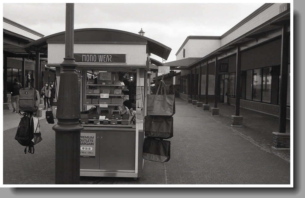 露天のレザーショップ