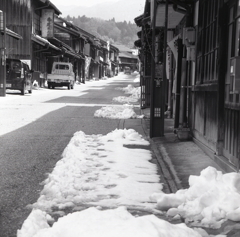 雪残る岩村旧街道