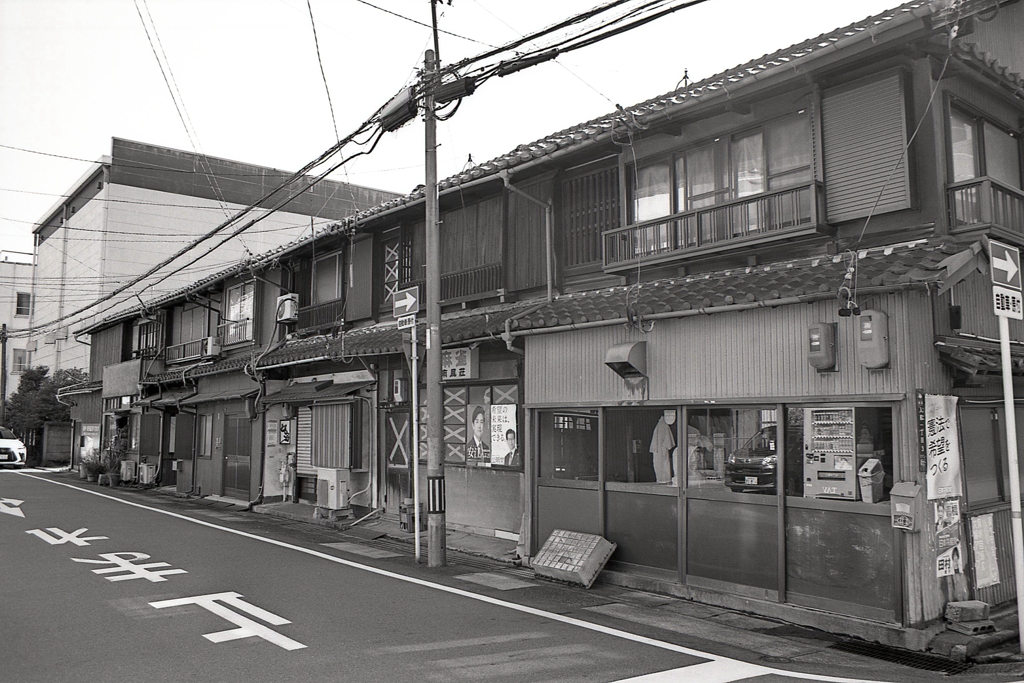 築地（名港）の片隅に残る昭和の瓦葺長屋