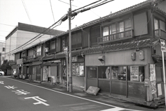築地（名港）の片隅に残る昭和の瓦葺長屋