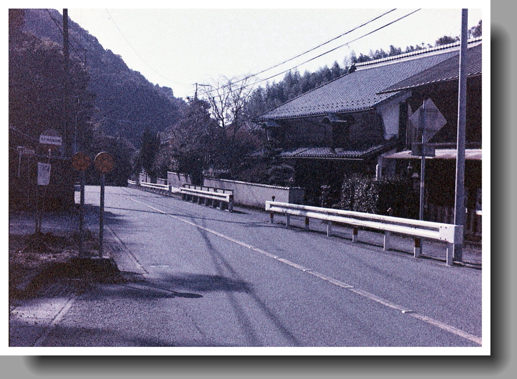 街道沿いの鵜飼史郎邸
