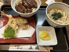 味噌カツうどんセットに…