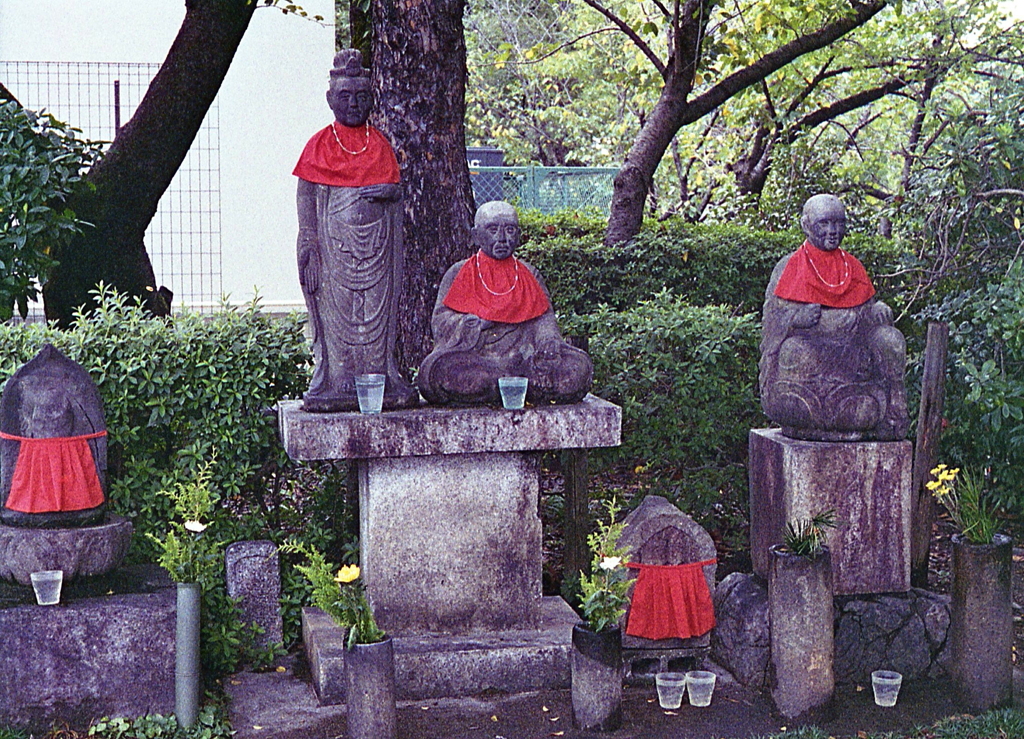 赤い前掛けのお地蔵さま