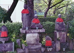 赤い前掛けのお地蔵さま