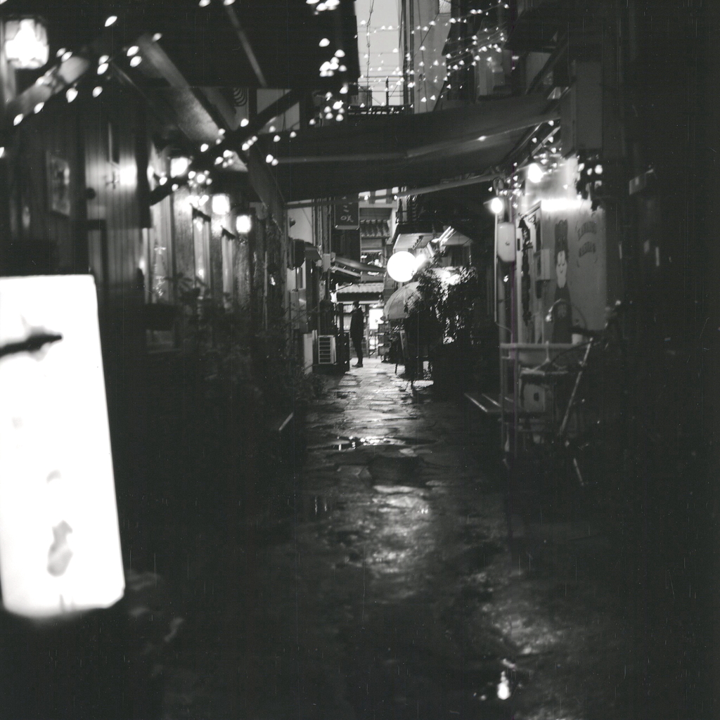 雨の横路地