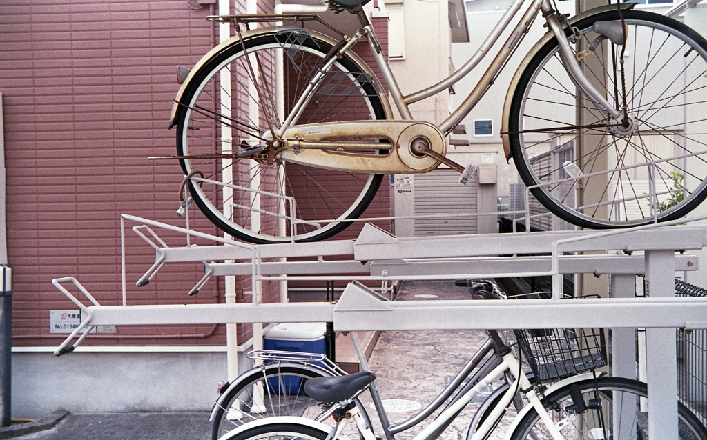 自転車の浮くアパート