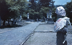 頬被りした地蔵様から歩き出す谷汲山華厳寺参道