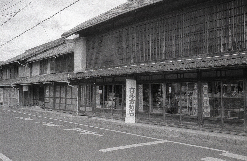 格子窓の金物店