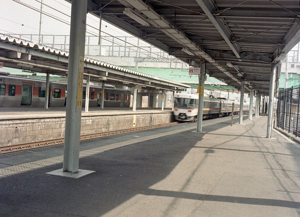 JR神領駅を通過する特急しなの