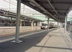 JR神領駅を通過する特急しなの