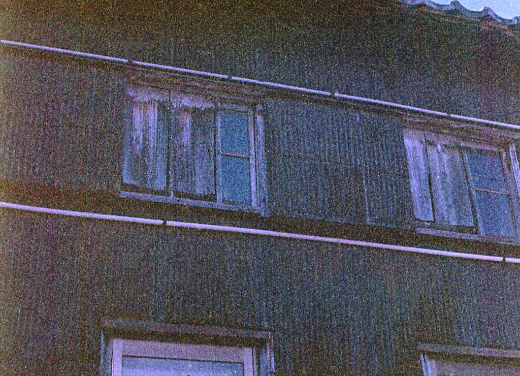 波トタンの倉庫窓