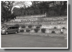 窯垣の小径を歩く…