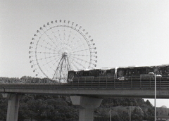 走るリニモと観覧車
