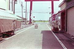 陽射し強く誰もいない参道