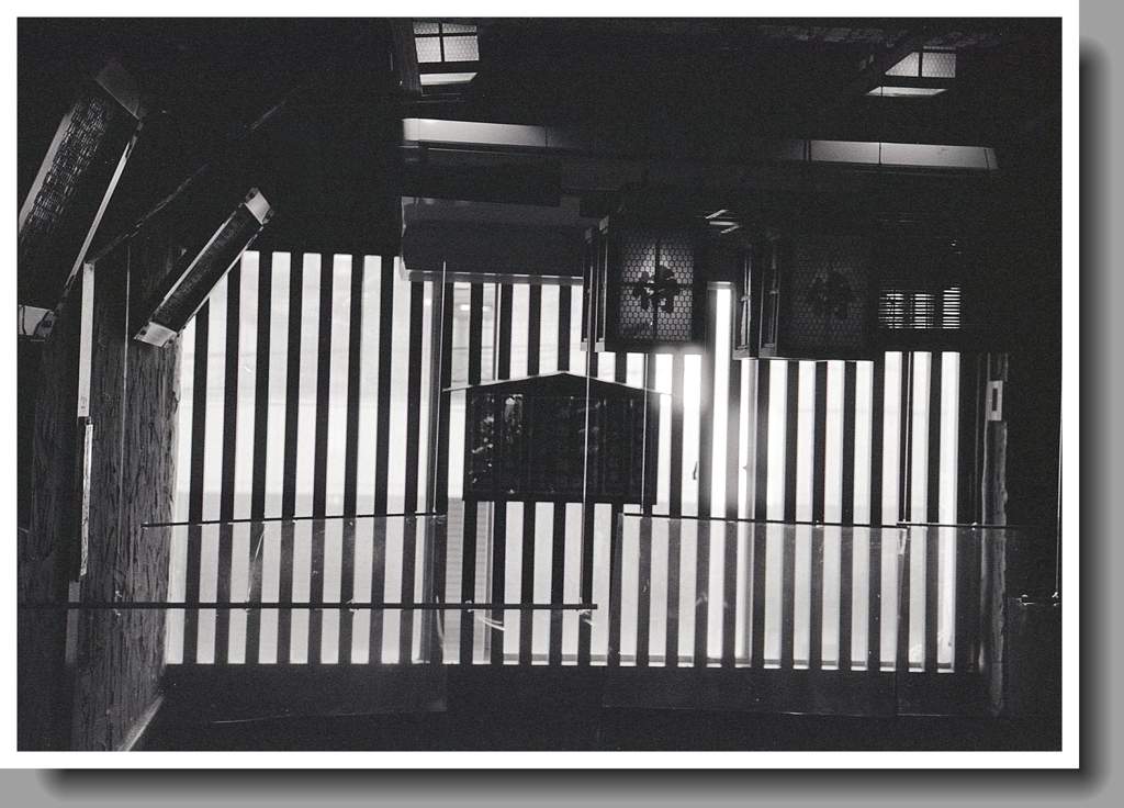 格子窓に「侍」