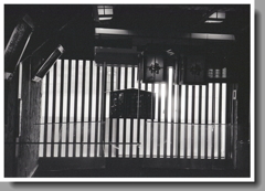 格子窓に「侍」